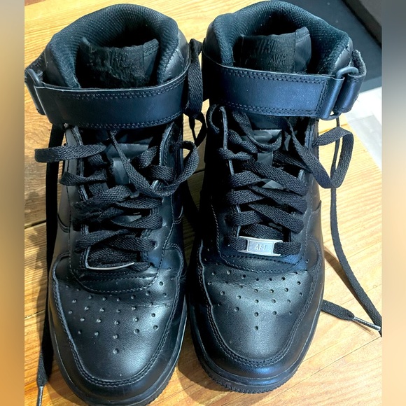 Women’s Nike Air Force 1 High ‘07 LE - Picture 1 of 3